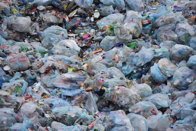 plastic-environment-litter-waste-dump-garbage-423456-pxhere.com